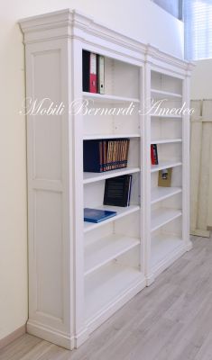 Libreria in legno massello stile classico con finitura laccata bianco anticato ripiani spostabili